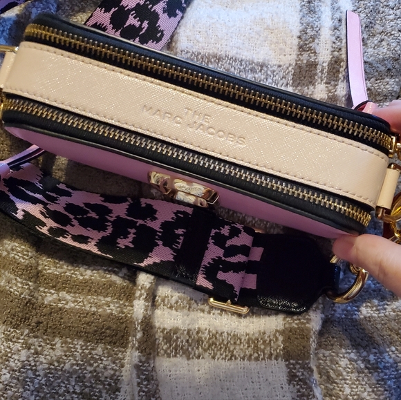 Marc Jacobs Marc Jacobs The Snapshot Crossbody Bag- BarbieCore Pink - Picture 12 of 16